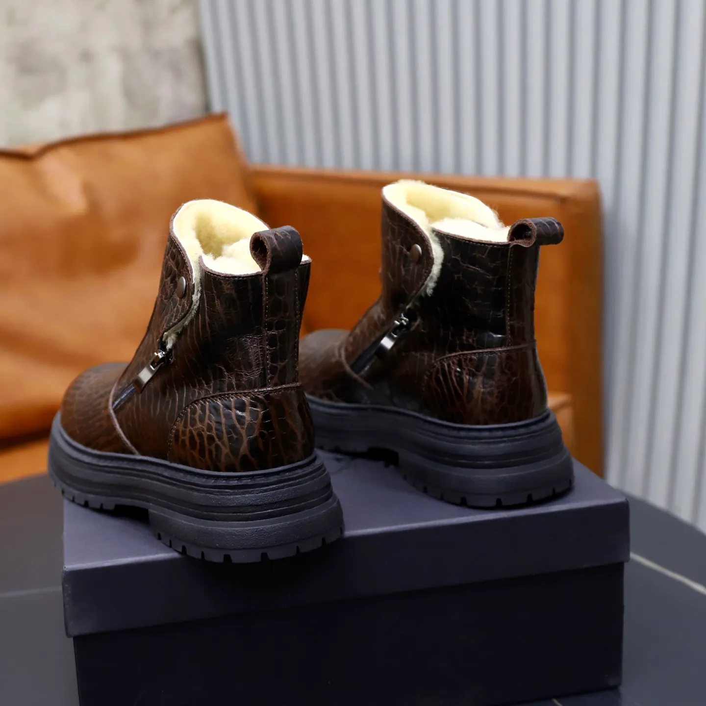 Ex-factory price: 680💰Thick wool imported from Australia Brand: UGG genuine purchasing agent Size: 38-44 (customized in 45) Grade: Official website 1:1 Material: First-layer genuine leather waterproof and antifreeze upper Real wool lining Original non-slip Soft wear-resistant outsole Style category: Men's casual shoes Trendy style Comfortable on the feet Color: Official website color synchronization